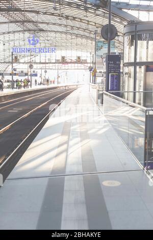 Plattform im Berliner Hauptbahnhof - nur redaktionelle Nutzung. Stockfoto