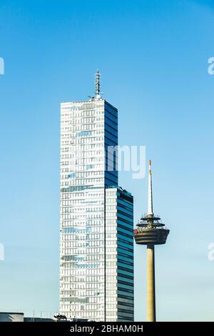 Colonius an der Kölner Kanalstraße, ein Telekommunikationsturm oder ein Radiosender neben einem Bürohochhaus. Nur für redaktionelle Zwecke. Stockfoto