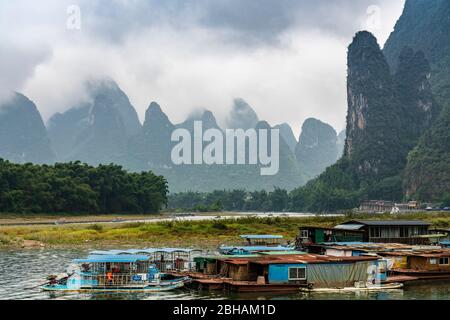 Asien, Volksrepublik China, Südchina, Guilin, Yangshou, Karst Berglandschaft am Li-Fluss Stockfoto