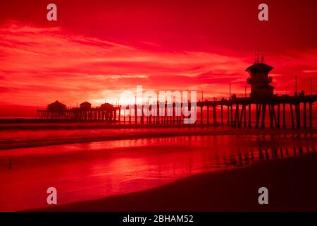 Huntington Beach Pier bei Sonnenuntergang, Huntington Beach, Kalifornien, USA Stockfoto