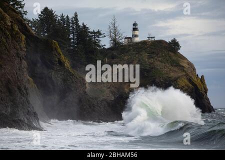 Abstürzende Wellen und Leuchtturm, Cape Disappointment State Park, Washington, USA Stockfoto