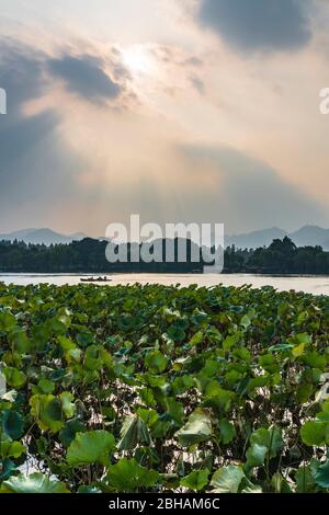 Asien, Volksrepublik China, Ostchina, Provinz Zhejiang, Hangzhou, XÄ«zÇ Hú, Sonne bricht durch Wolken am Westsee Stockfoto