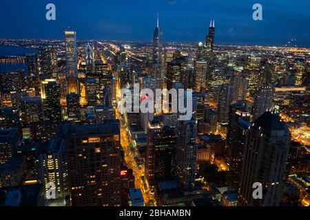 Bürotürme in der Innenstadt von Chicago, fotografiert vom John Hancock Observatory. Der Willis Tower, früher Sears Tower, wurde vom Architekten Fazlur Rahman Khan entworfen, einst der höchste Wolkenkratzer der Welt, und befindet sich in der Mitte rechts Stockfoto