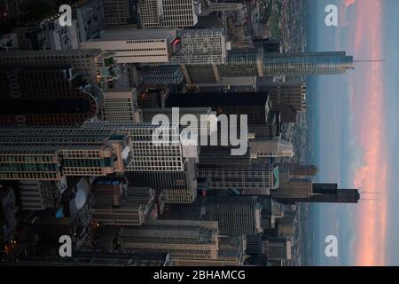 Bürotürme in der Innenstadt von Chicago, fotografiert vom John Hancock Observatory. Der Willis Tower, früher Sears Tower, wurde vom Architekten Fazlur Rahman Khan entworfen, einst der höchste Wolkenkratzer der Welt, und befindet sich in der Mitte rechts Stockfoto