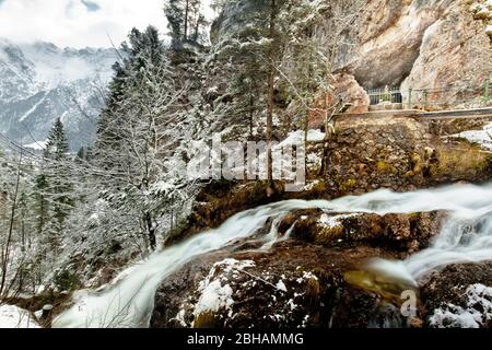 Laintalbach (Bach) in der Schneeschmelze mit starkem Wasserfluss Stockfoto