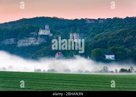 Landschaft mit den Burgruinen Rudelsburg und Saaleck und Rittergut Kreipitzsch, Morgendämmerung, Morgennebel im Saaletal, bei Bad Kösen, Burgenlandkre Stockfoto