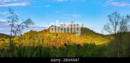 Deutschland, Thüringen, Eisenach, Blick auf die Wartburg im letzten Licht, Abendstimmung Stockfoto