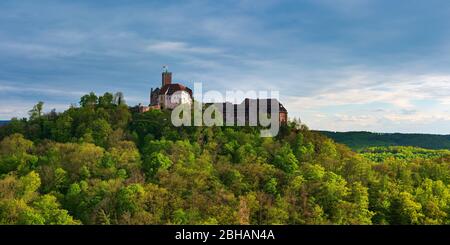 Deutschland, Thüringen, Eisenach, Blick über den Thüringer Wald bis zur Wartburg im Frühjahr, frisches Grün, wolkige Stimmung Stockfoto