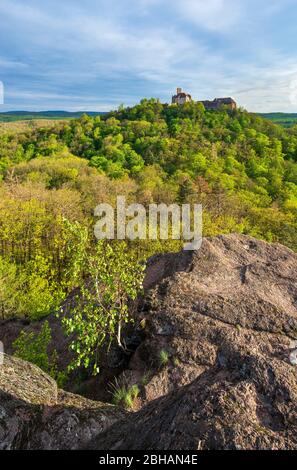 Deutschland, Thüringen, Eisenach, Aussichtsplatten, Blick über den Thüringer Wald bis zur Wartburg im Frühjahr, frisches Grün Stockfoto