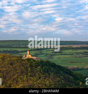 Deutschland, Thüringen, Mühlberg, Blick auf die Ruinen der Mühlburg, eine Burg des Schlossensembles 'drei Gleichen', Morgenlicht Stockfoto