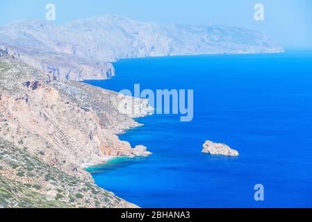 Küste der Insel Amorgos, Amorgos, Kykladen, Griechenland, Stockfoto