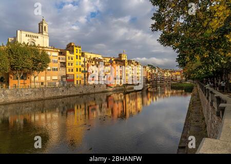 Europa, Spanien, Katalonien, Girona, Blick auf die bunten Fassaden des jüdischen Viertels am Fluss Onyar in Girona Stockfoto