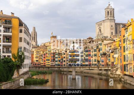 Europa, Spanien, Katalonien, Girona, Blick auf die bunten Fassaden des jüdischen Viertels am Fluss Onyar in Girona Stockfoto