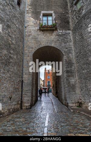 Europa, Spanien, Katalonien, Girona, Alte Kopfsteinpflasterstraße im historischen Zentrum von Girona Stockfoto