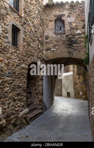 Europa, Spanien, Katalonien, Costa Brava, Llancà, Straßenszene im historischen Zentrum von Llancà Stockfoto