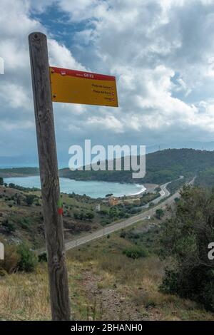 Europa, Spanien, Katalonien, Costa Brava, Portbou, Wegweiser der GR92 auf einem Hügel zwischen Portbou und Llancà Stockfoto