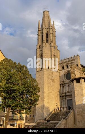 Europa, Spanien, Katalonien, Girona, Blick auf die Kirche Sant Feliu im historischen Zentrum von Girona Stockfoto