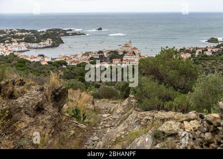 Europa, Spanien, Katalonien, Costa Brava, Blick hinunter auf Cadaqués, die vom Naturpark Cap de Creus absteigt Stockfoto