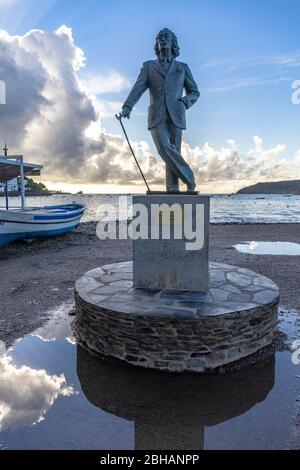 Europa, Spanien, Katalonien, Costa Brava, Statue von Salvador Dalí am Strand von Cadaqués Stockfoto