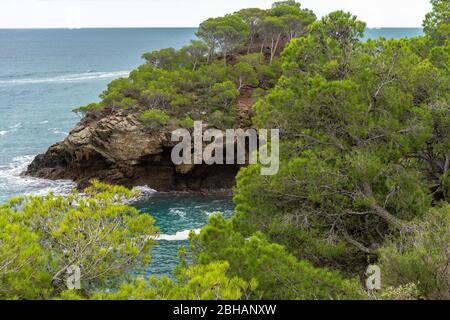 Europa, Spanien, Katalonien, Costa Brava, getrübte Felsen an der Costa Brava zwischen Cadaqués und Roses Stockfoto