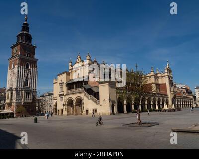 Krakau/Polen - 23/04/2020. Fast leerer Hauptplatz in Krakau während der Coronavirus Covid-19 Pandemie. Blick über Rathaus und Sukiennice. Stockfoto