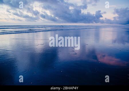 Leerer Strand bei Sonnenuntergang, Seaside, Oregon, USA Stockfoto