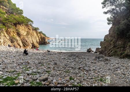 Europa, Spanien, Katalonien, Costa Brava, Wanderer genießen die Ruhe in der einsamen Bucht von Cala Pedrosa Stockfoto