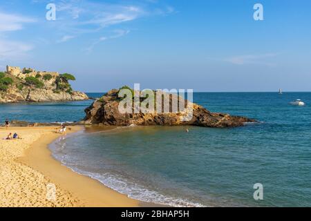 Europa, Spanien, Katalonien, Costa Brava, Sandstrand in der Bucht La Fosca an der Costa Brava Stockfoto