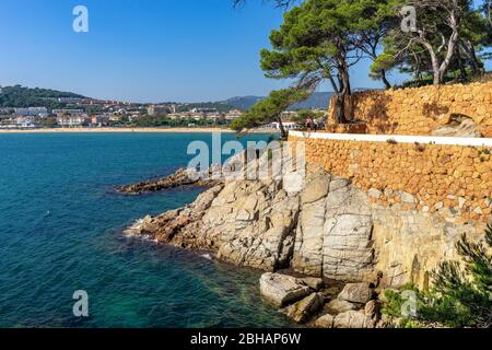 Europa, Spanien, Katalonien, Costa Brava, Blick auf die Camí de Ronda auf der Halbinsel S'Agaró und die Bucht im Hintergrund Stockfoto