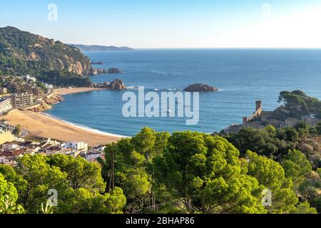 Europa, Spanien, Katalonien, Costa Brava, Blick auf den Strand von Tossa de Mar mit seiner historischen Festung Stockfoto