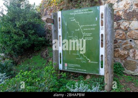 Europa, Spanien, Katalonien, Costa Brava, Informationsplatine der Camí de Ronda in Tossa de Mar Stockfoto