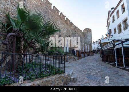 Europa, Spanien, Katalonien, Costa Brava, Straßenszene in Tossa de Mar Stockfoto