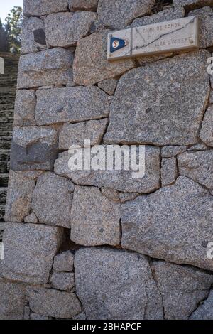 Europa, Spanien, Katalonien, Costa Brava, Wanderzeichen von Camí de Ronda an einer Mauer in S'Agaró Stockfoto