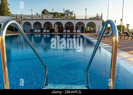 Europa, Spanien, Katalonien, Costa Brava, S'Agaró, Blick auf den Pool des Hotels Hostal de la Gavina an der Costa Brava Stockfoto