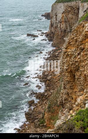 Europa, Spanien, Katalonien, Costa Brava, Blick auf die Klippen in der Nähe der Bucht Cala de Montgó Stockfoto