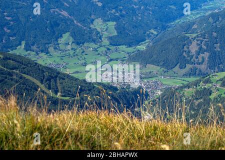 Europa, Österreich, Tirol, Osttirol, hohe Tauern, Kals am Großglockner, Tiefblick vom Sudetendeutschen Höhenweg im Tal um Matrei in Osttirol Stockfoto