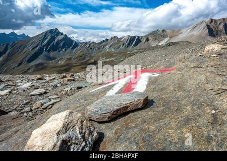 Europa, Österreich, Tirol, Osttirol, hohe Tauern, Kals am Großglockner, Wandermarkierungen kurz vor der Sudetendeutschen Hütte im Nationalpark hohe Tauern Stockfoto