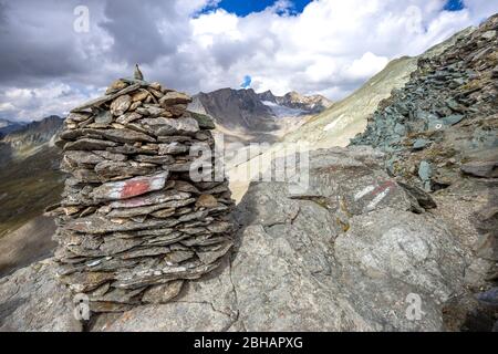 Europa, Österreich, Tirol, Osttirol, hohe Tauern, Kals am Großglockner, Steinmännchen auf der Dürrenfeldscharte kurz vor der Sudetendeutschen Hütte Stockfoto