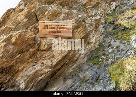 Europa, Österreich, Tirol, Osttirol, hohe Tauern, Kals am Großglockner, Zeichen des Nationalparks hohe Tauern auf dem Sudetendeutschen Hochweg Stockfoto