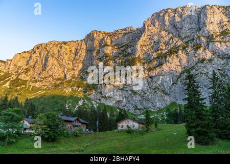 Europa, Deutschland, Bayern, Voralpenland, Benediktbeuern, Tutzinger Hütte vor der mächtigen Benediktenwand bei Sonnenaufgang Stockfoto