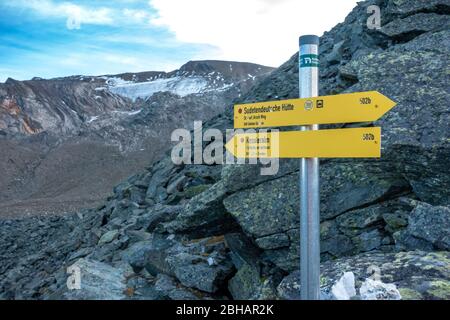 Europa, Österreich, Tirol, Osttirol, hohe Tauern, Kals am Großglockner, Wegweiser bei der Nussingscharte im Abstieg von der Sudetendeutschen Hütte Stockfoto