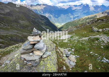 Europa, Österreich, Tirol, Ötztal Alpen, Umhausen, Steinmännchen vor dem Panorama der Ötztal und der Stubaier Alpen Stockfoto