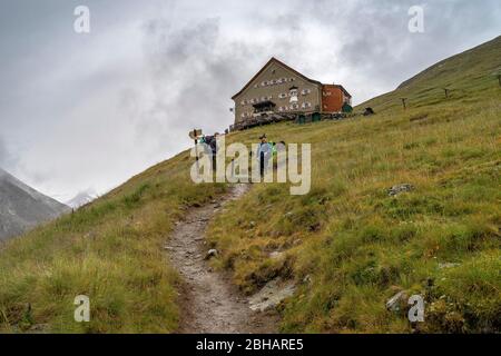 Europa, Österreich, Tirol, Ötztaler Alpen, Vent, Bergsteiger vor dem Hochjochhospiz im hinteren Rofental Stockfoto