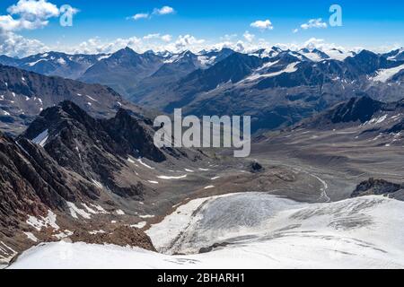 Europa, Österreich, Tirol, Ötztal Alpen, Vent, Blick vom Fluchtkogel auf den Guslarferner und die Gipfel der Ötztal Alpen Stockfoto