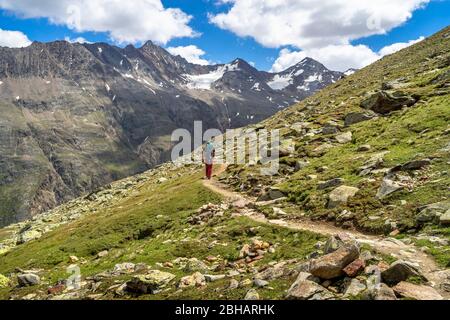 Europa, Österreich, Tirol, Ötztal Alpen, Vent, Wanderer auf dem Weg zwischen Vernagthütte und Hochjochhospiz Stockfoto