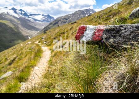 Europa, Österreich, Tirol, Ötztal Alpen, Vent, Wandermarkierung auf dem Weg zwischen Vernagthütte und Hochjochhospiz in den Ötztal Alpen Stockfoto