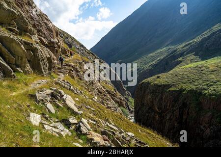 Europa, Österreich, Tirol, Ötztal Alpen, Vent, Bergsteiger, der vom Hochjochhospiz über das Rofental nach Vent absteigt Stockfoto