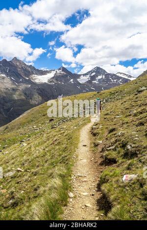 Europa, Österreich, Tirol, Ötztal Alpen, Vent, Bergsteiger auf dem Weg zwischen Vernagthütte und Hochjochhospiz in den Ötztal Alpen Stockfoto