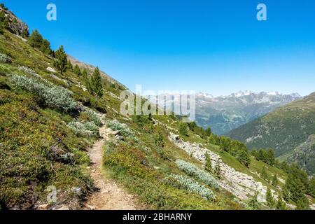 Europa, Österreich, Tirol, Ötztaler Alpen, Sölden, Aufstieg auf einem schmalen Weg Richtung Brunnenkogelhaus mit Blick Richtung Sölden Stockfoto