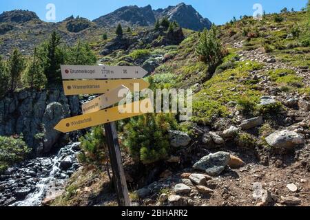 Europa, Österreich, Tirol, Ötztaler Alpen, Sölden, Wegweiser zum Wannenkarsee und Brunnenkogelhaus Stockfoto